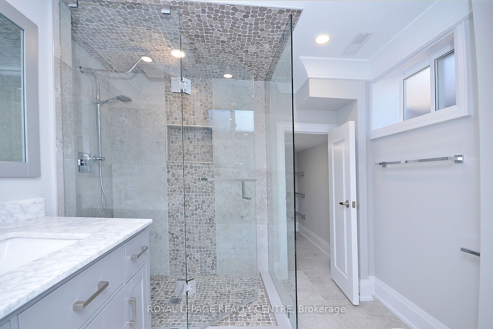 326 Slade Cres, #Lower