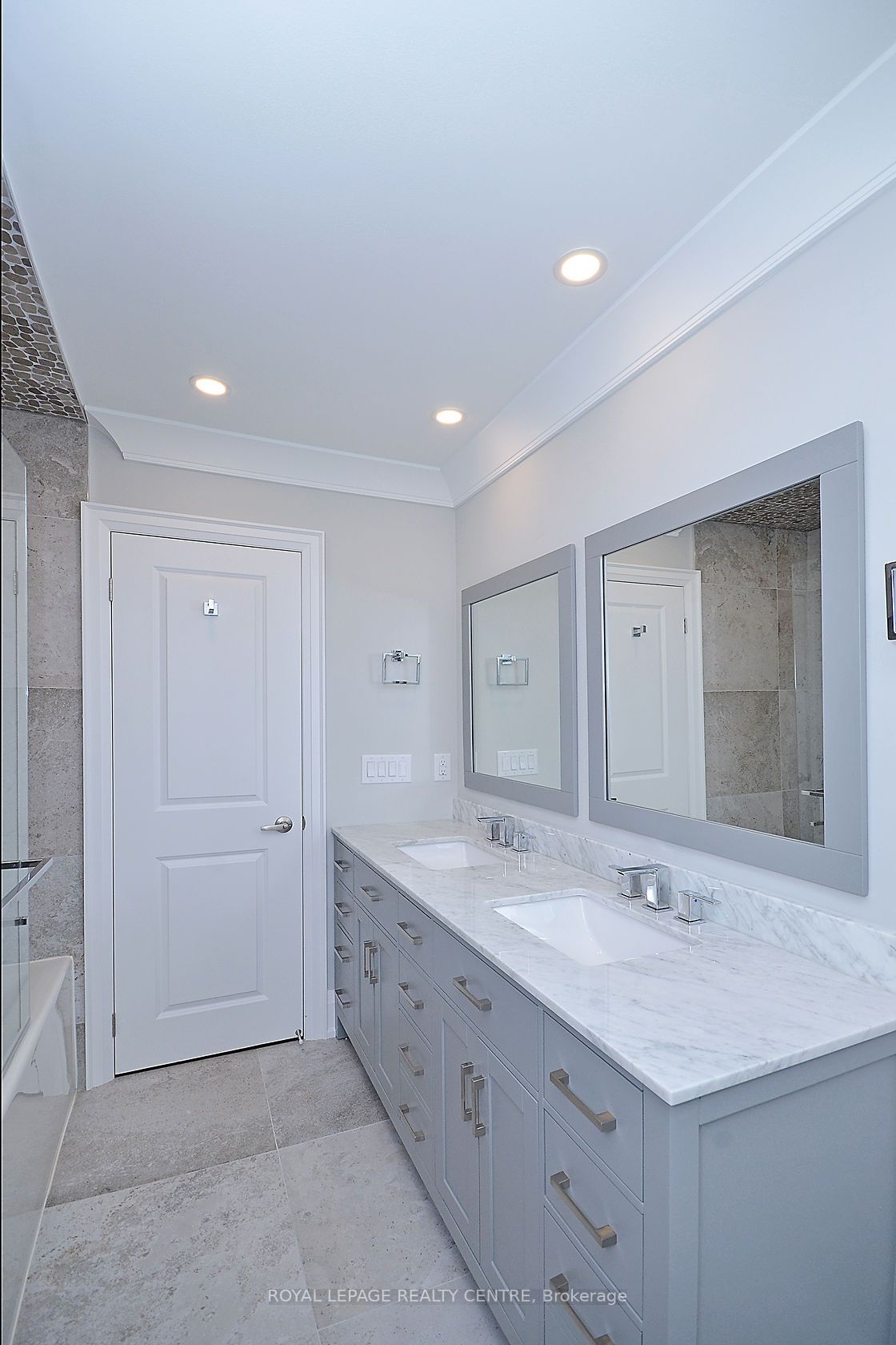 326 Slade Cres, #Lower