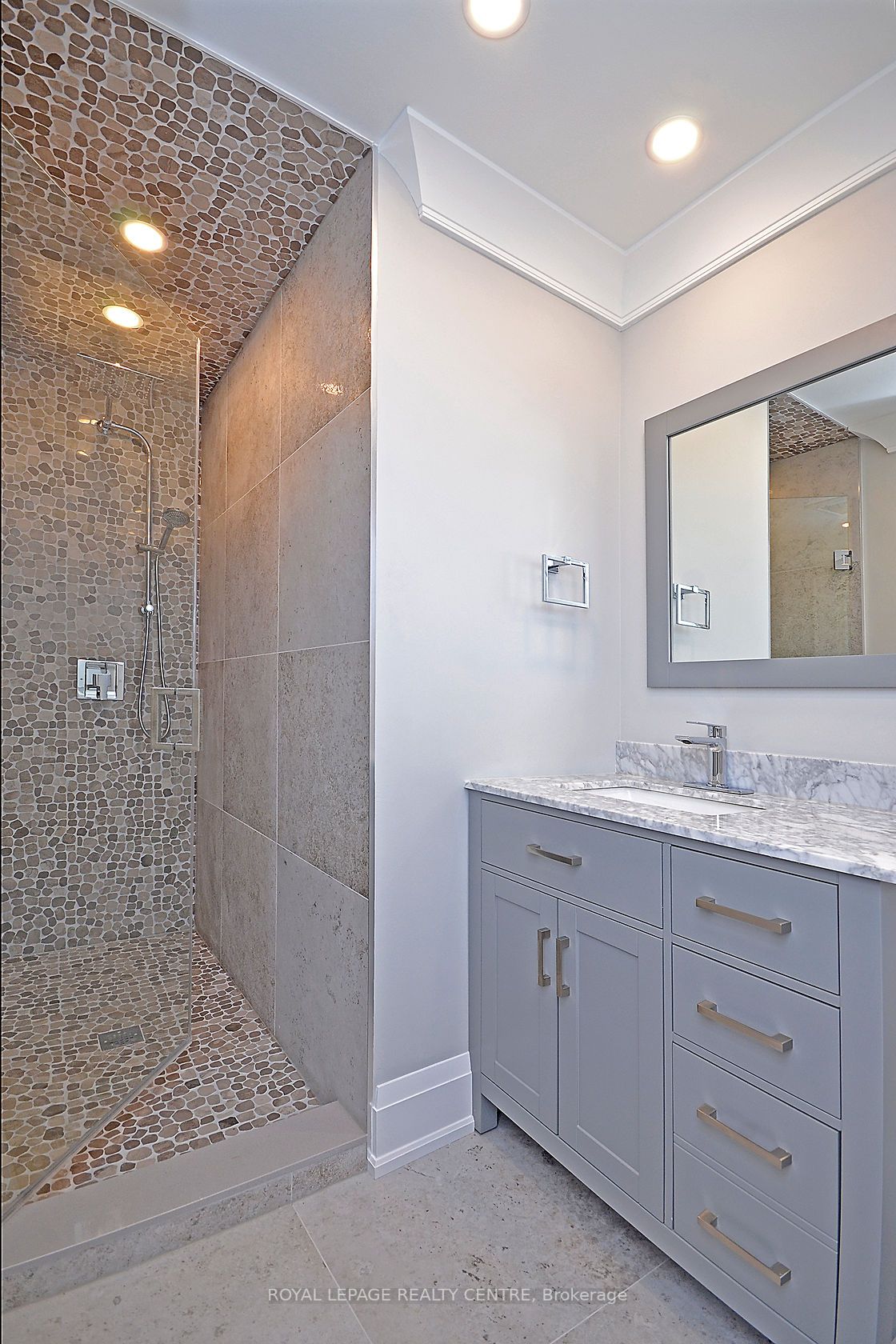 326 Slade Cres, #Lower