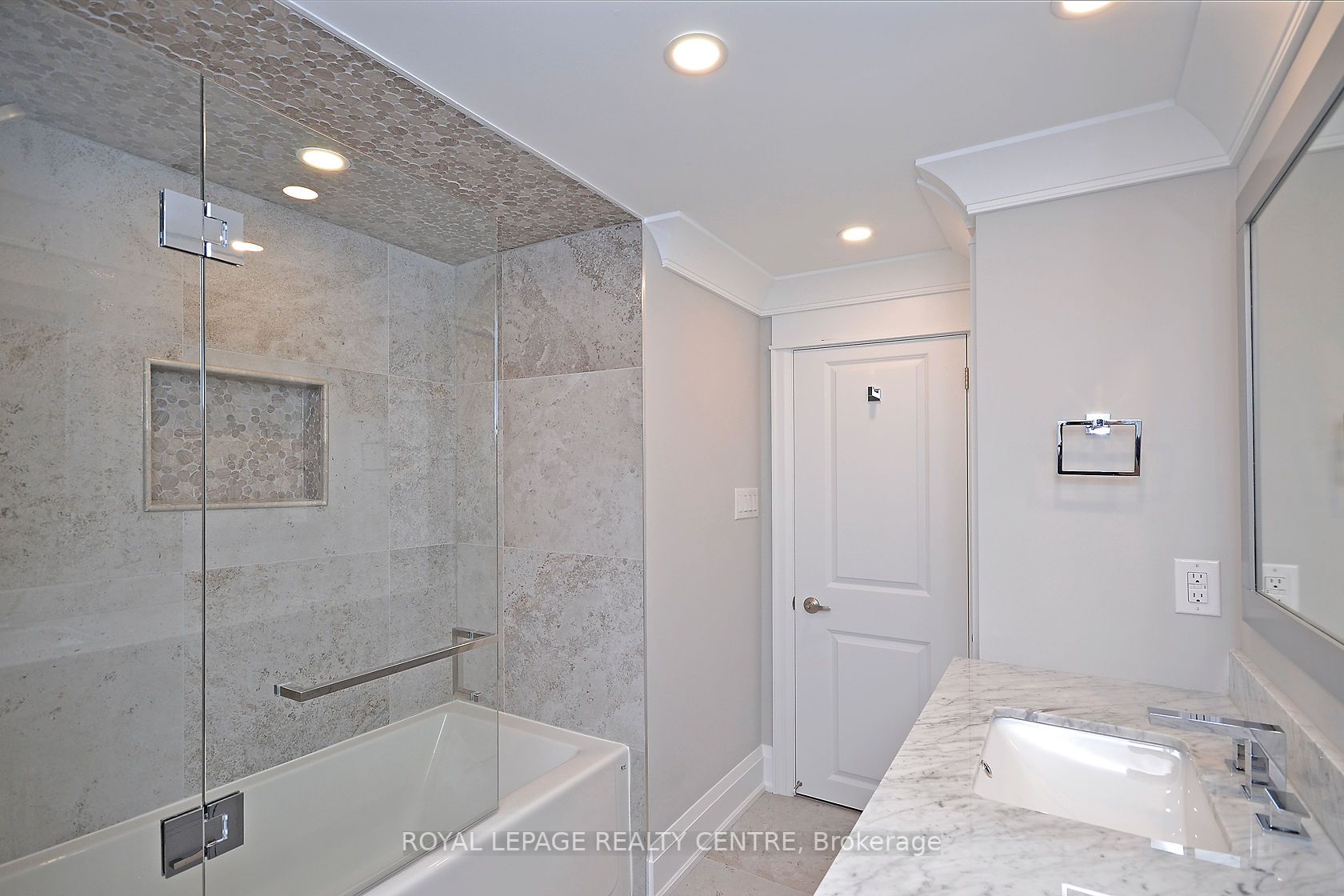 326 Slade Cres, #Lower