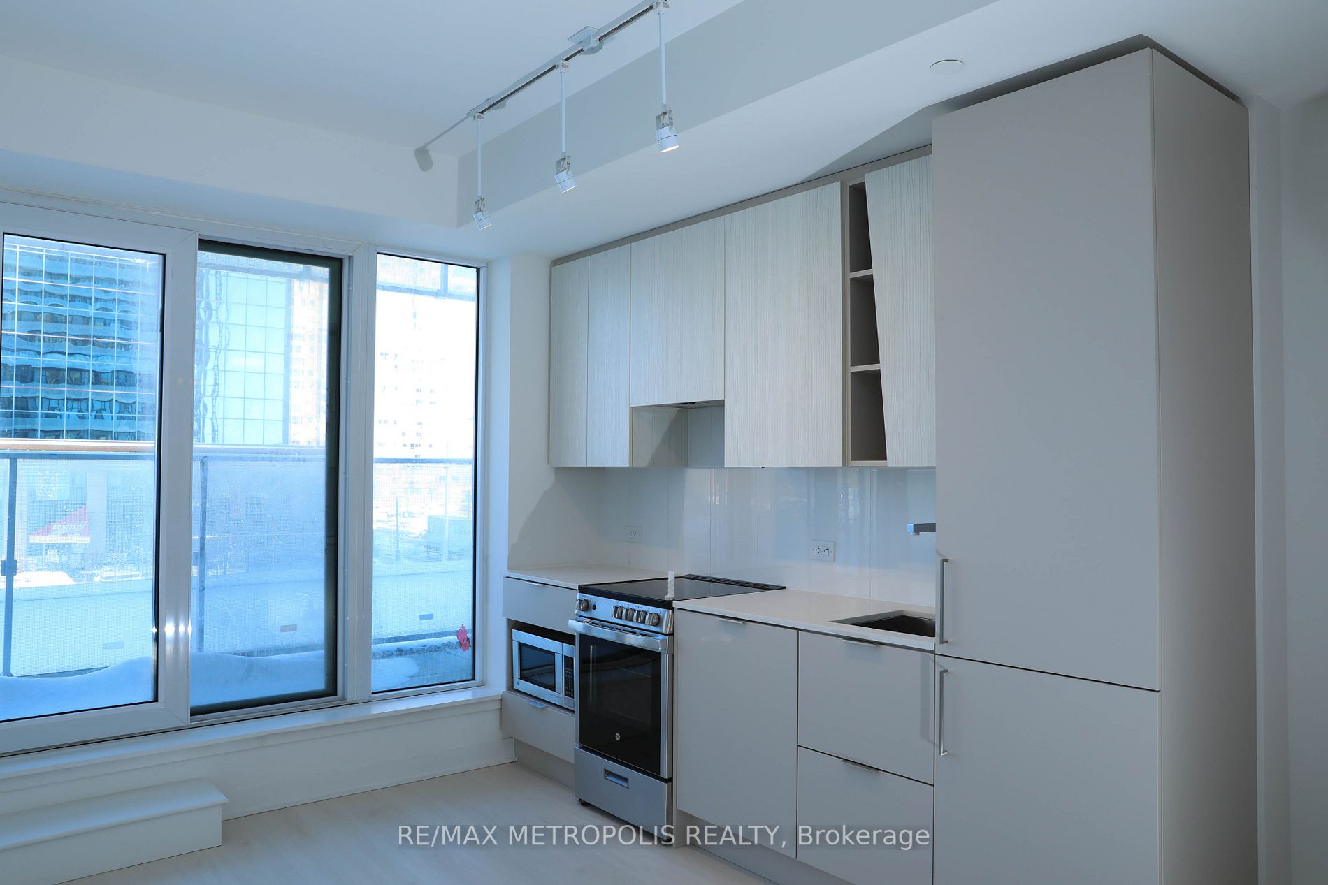 3900 Confederation Pkwy, #216