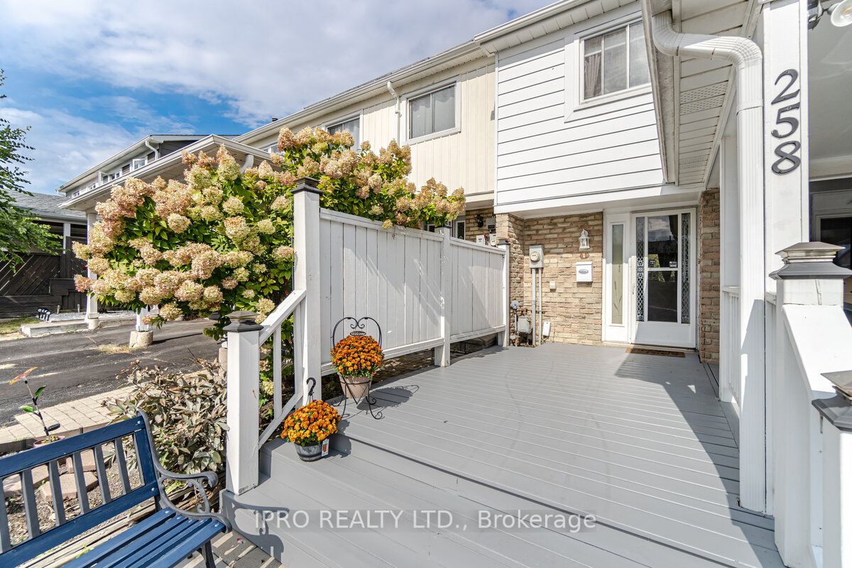 258 Royal Salisbury Way
