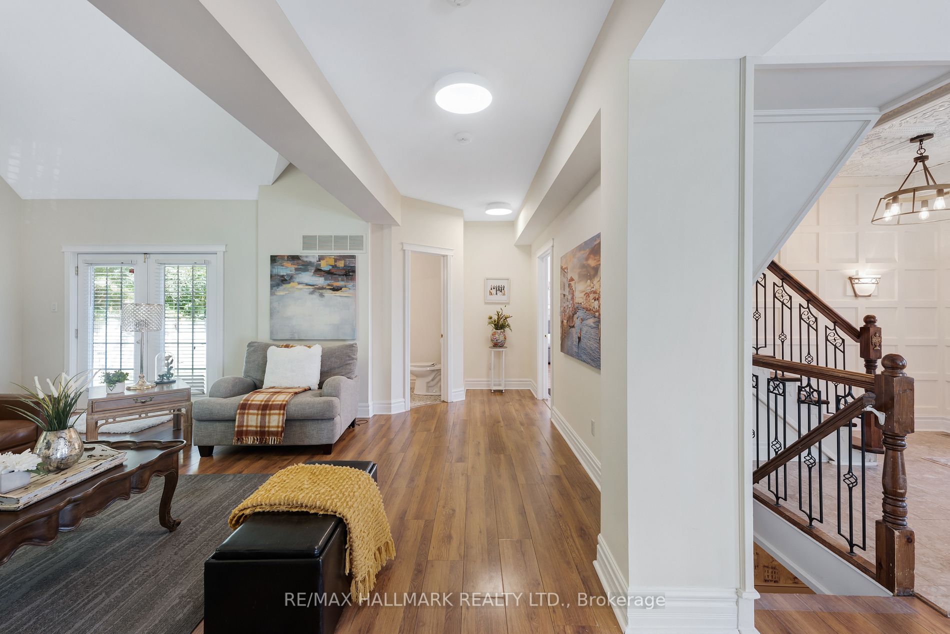 433 KING Street E