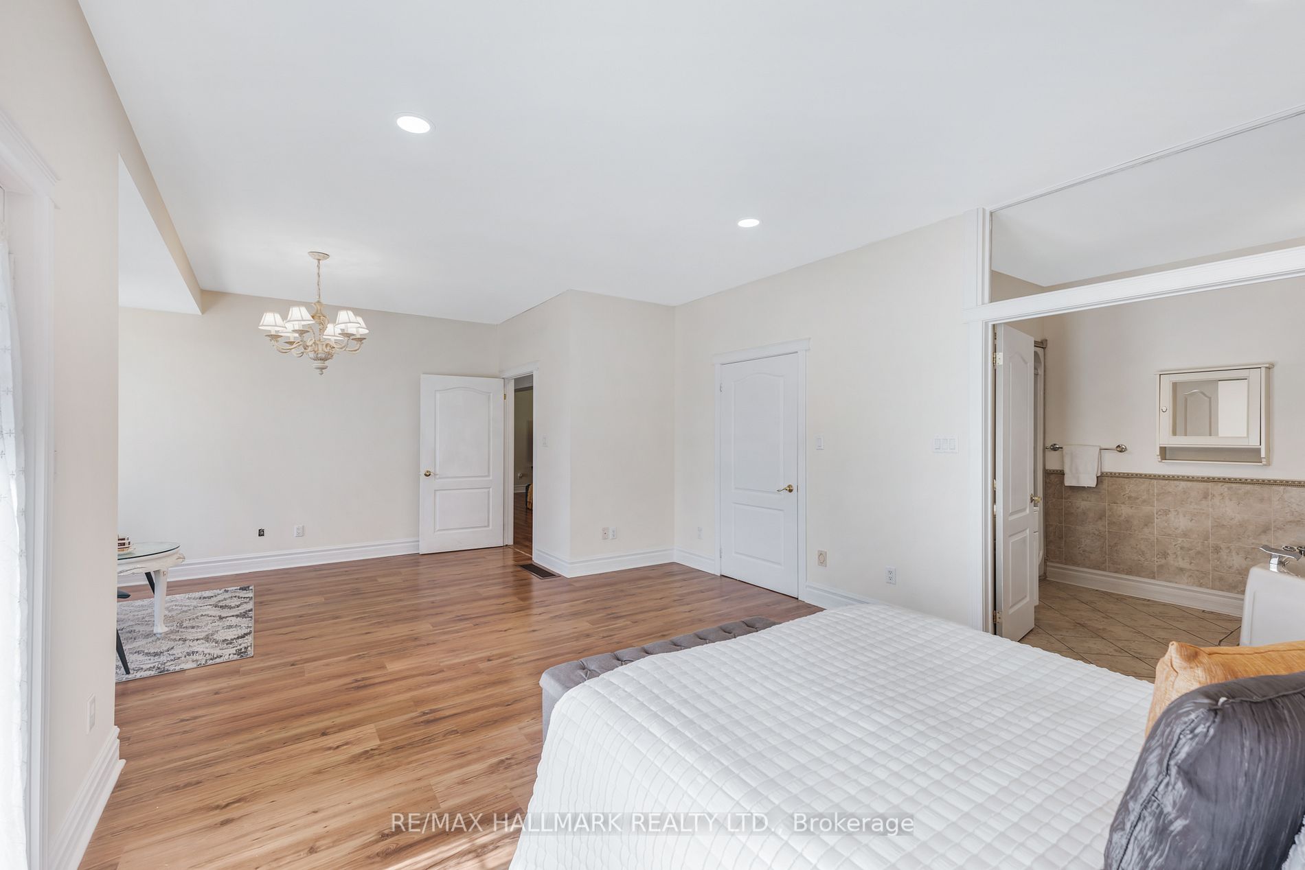 433 KING Street E