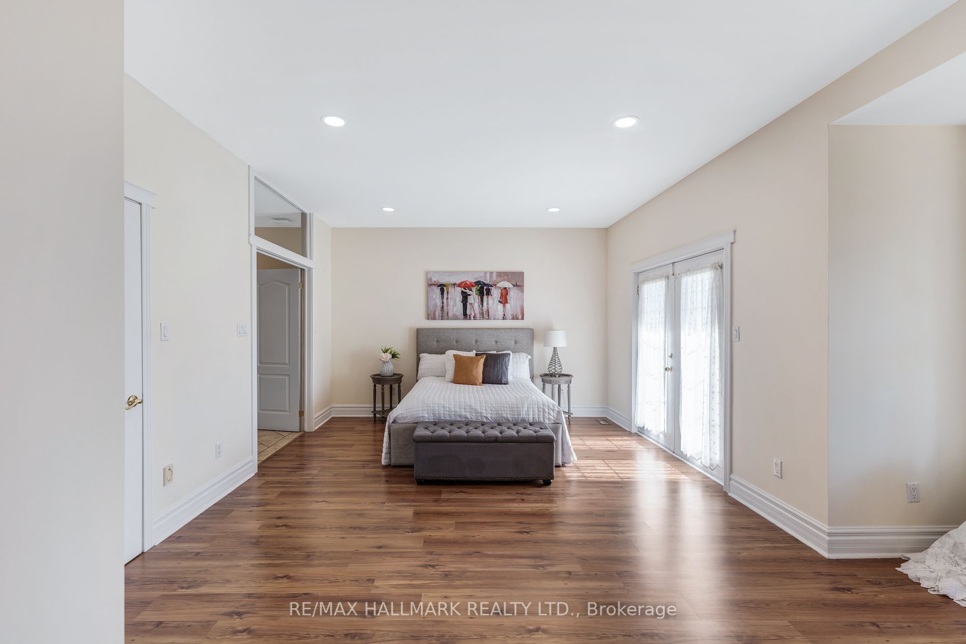 433 KING Street E