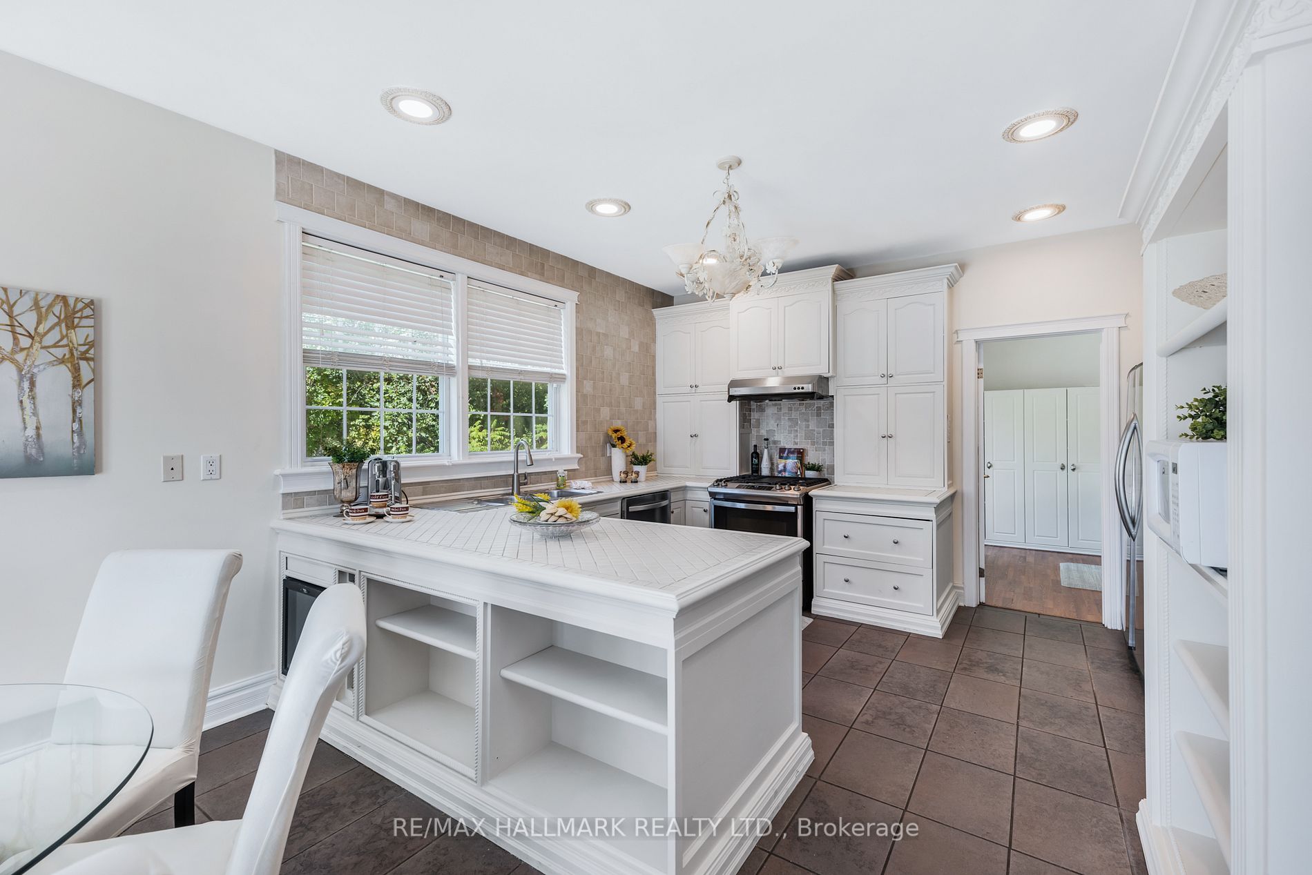 433 KING Street E