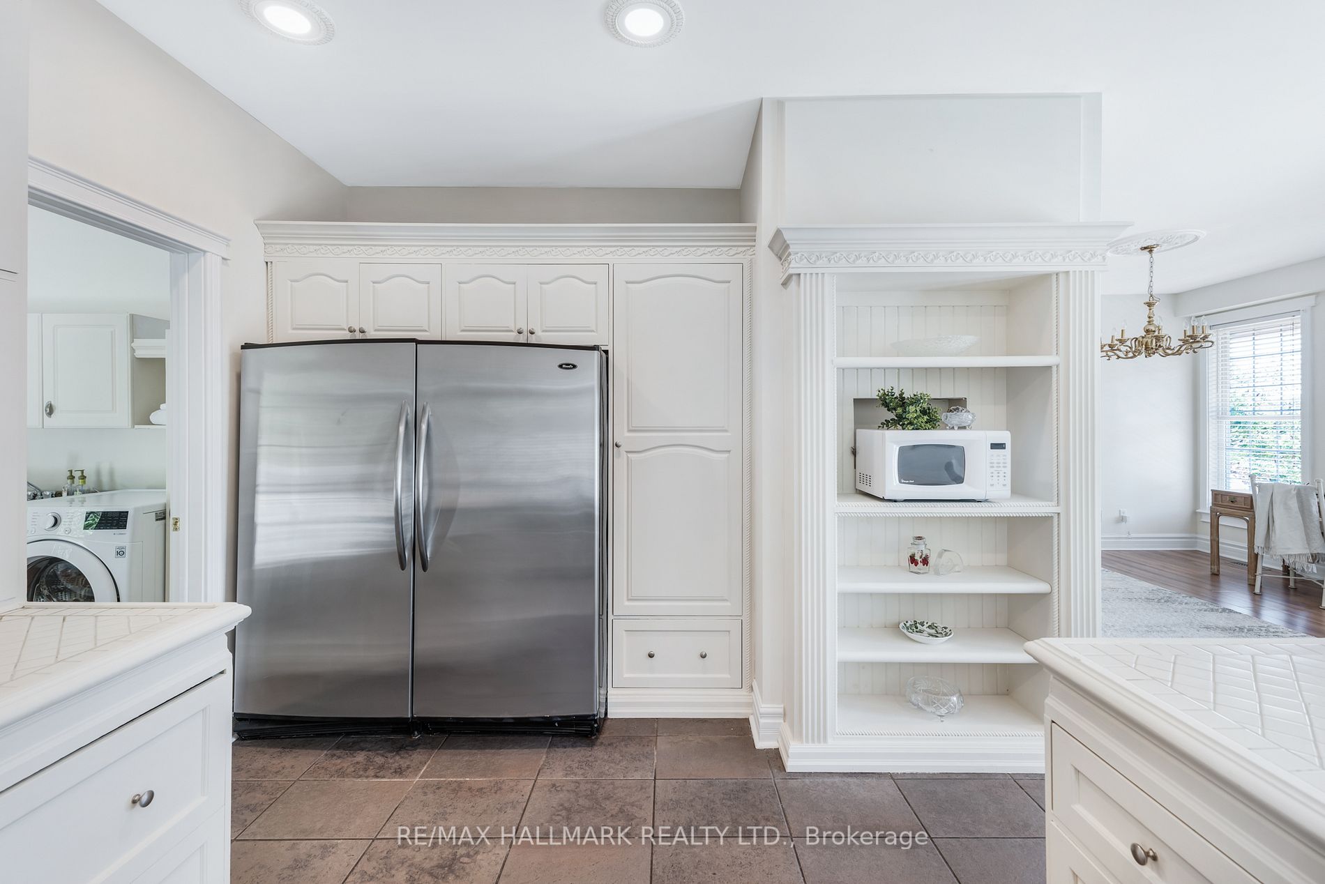 433 KING Street E