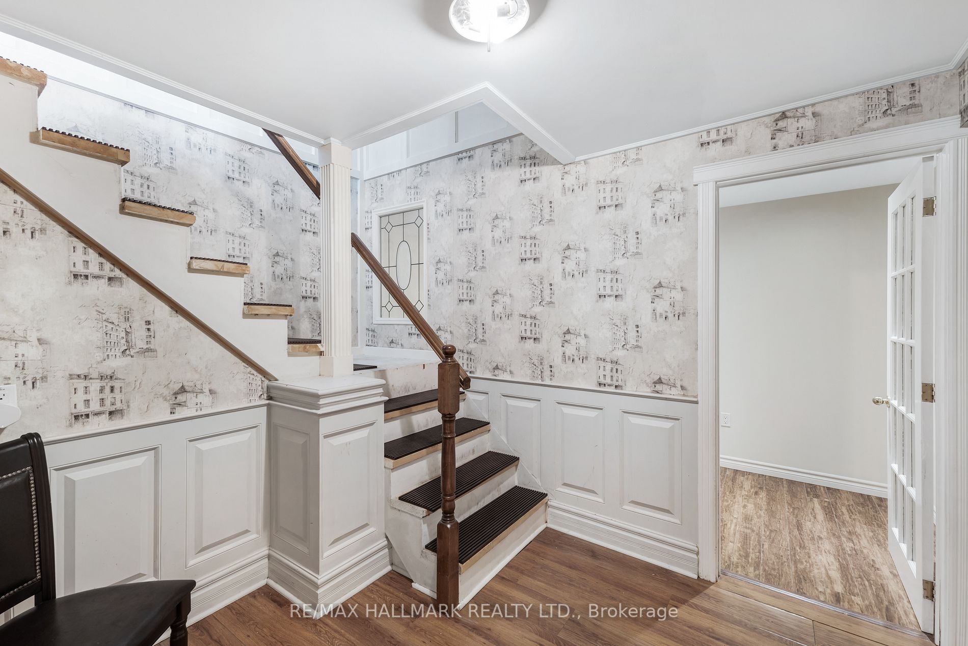 433 KING Street E