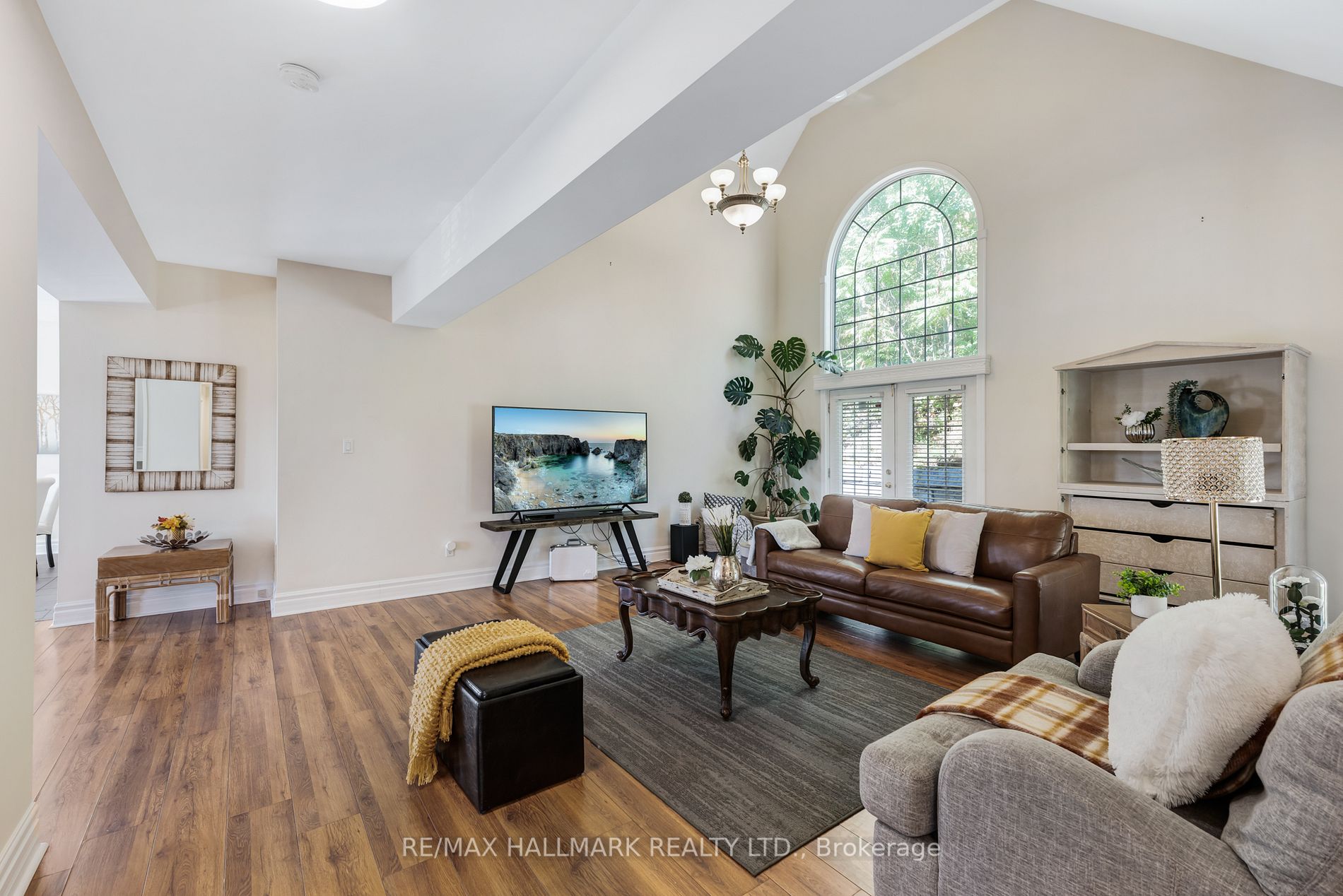 433 KING Street E