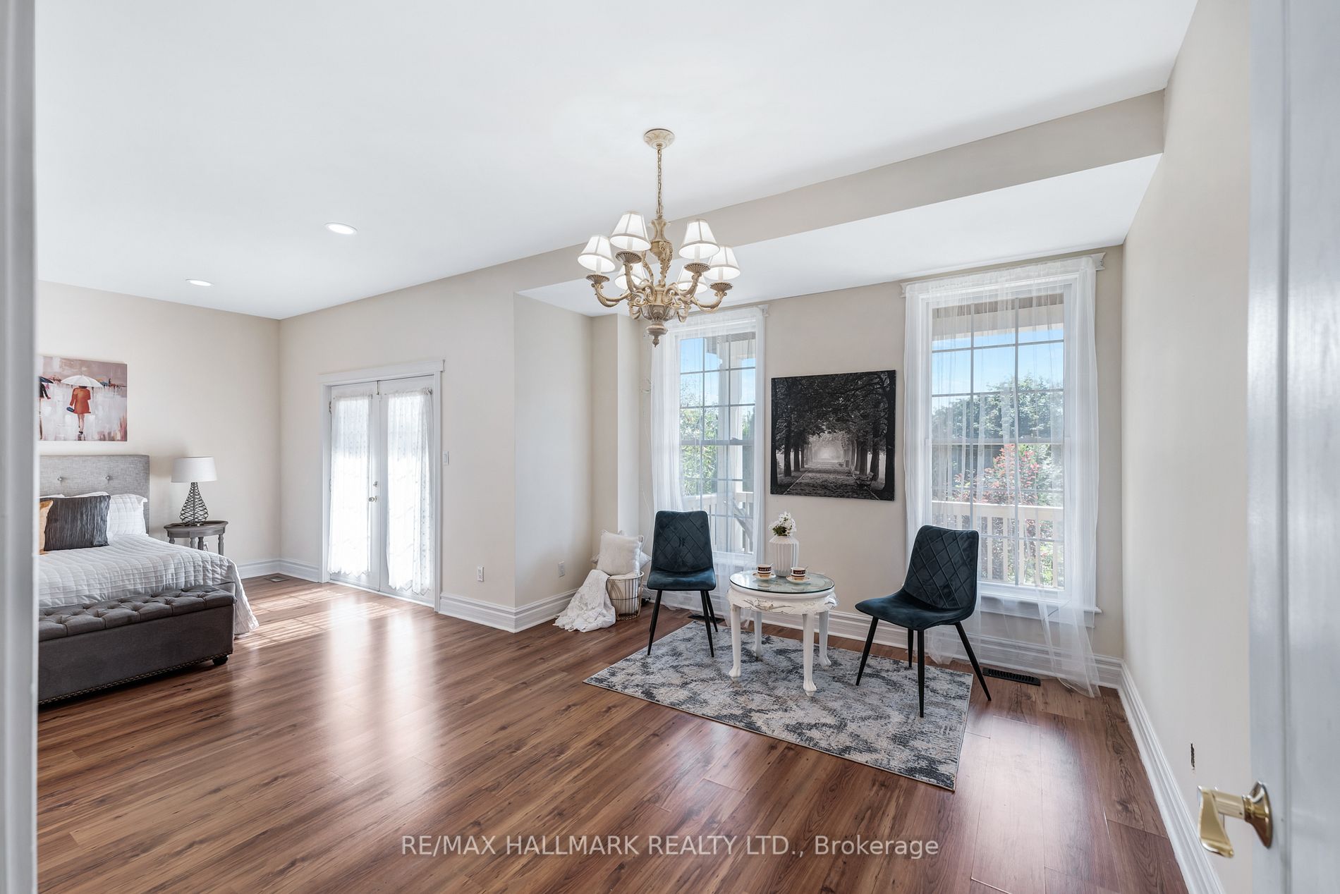 433 KING Street E