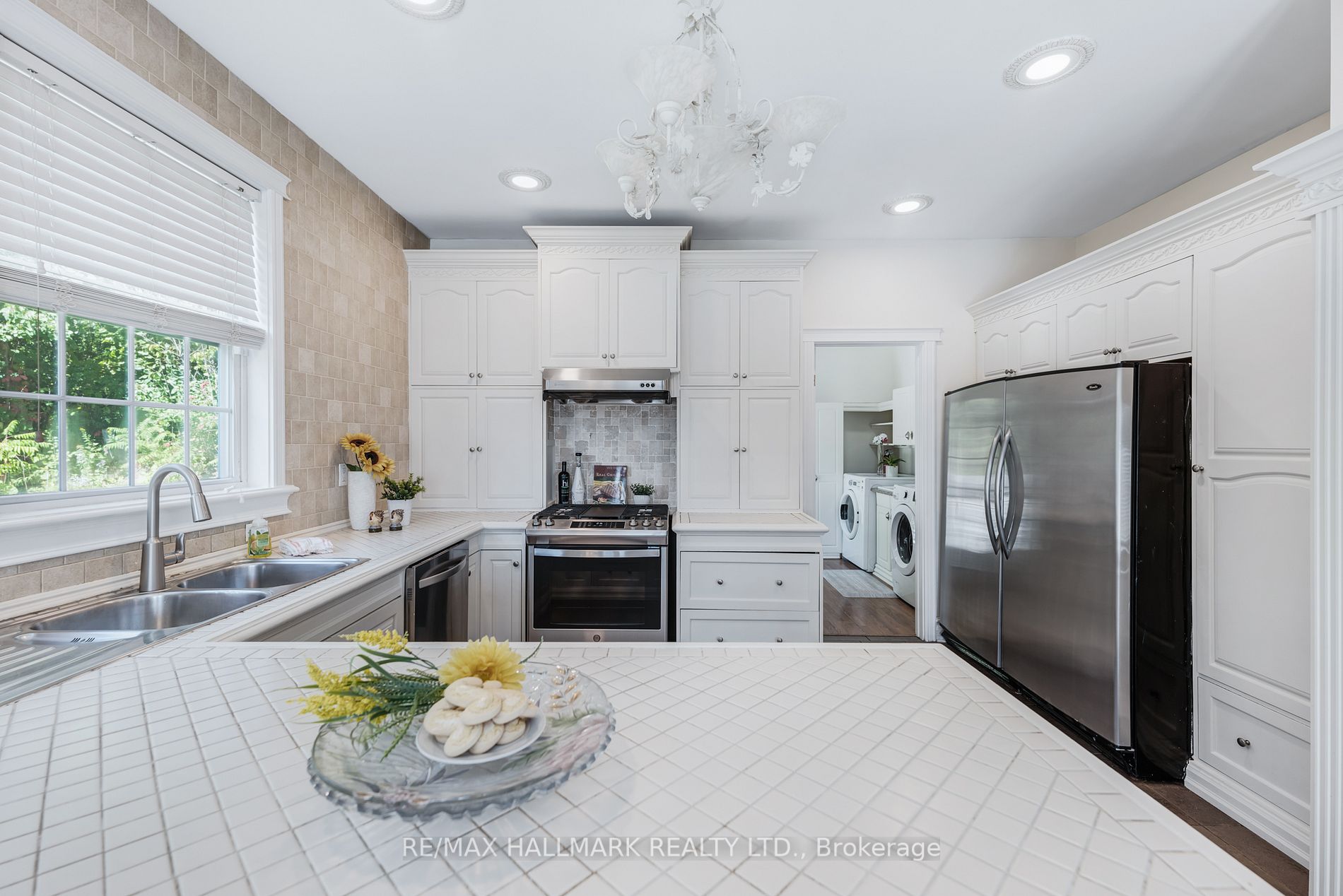 433 KING Street E