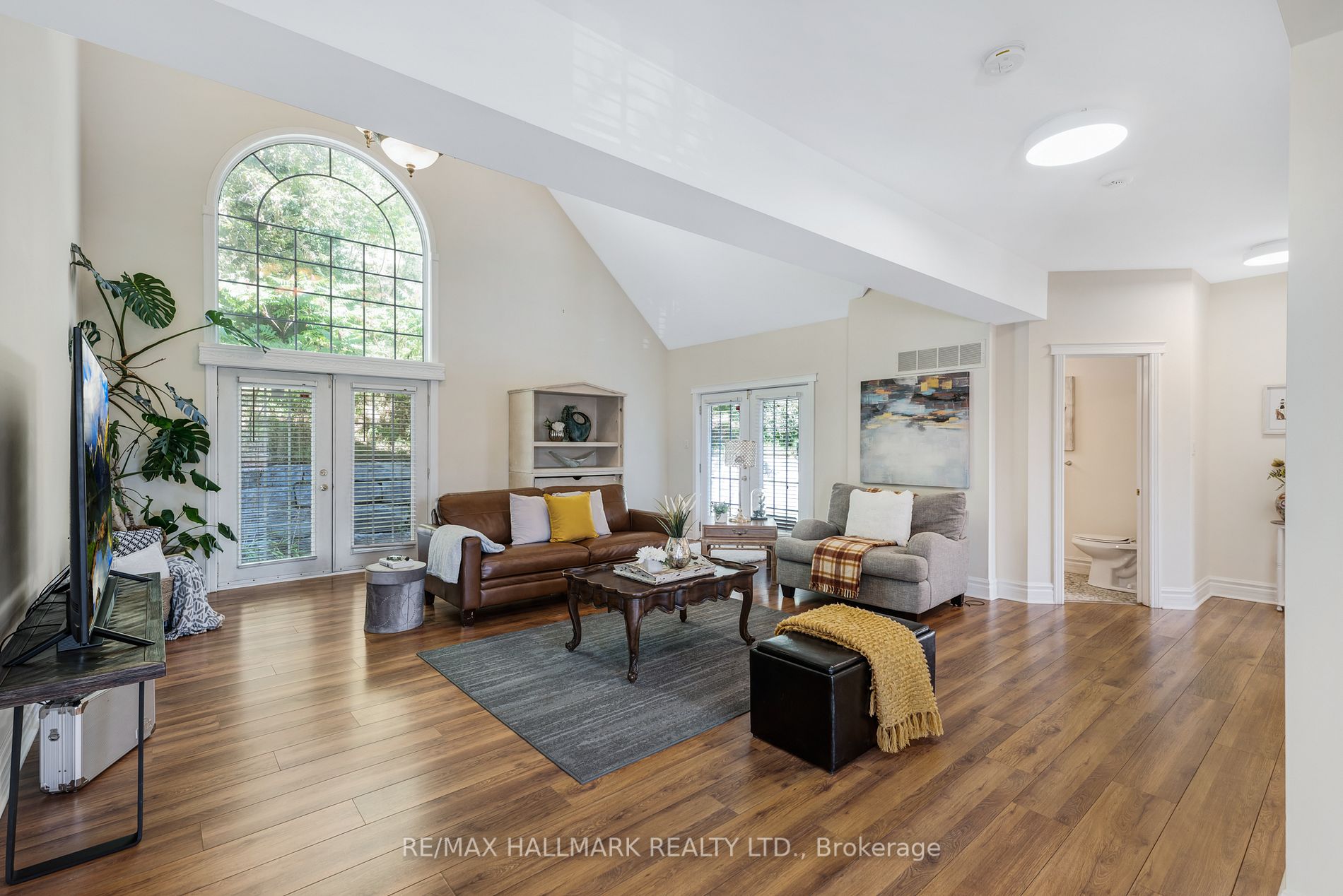 433 KING Street E