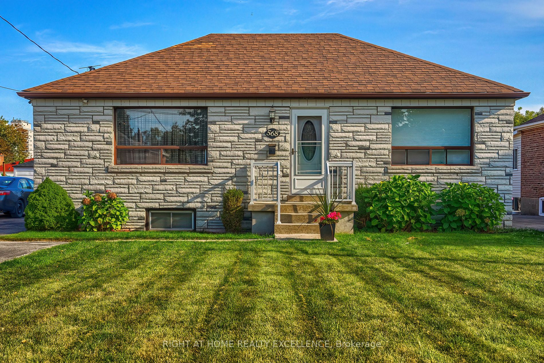 568 Ridgemount Cres