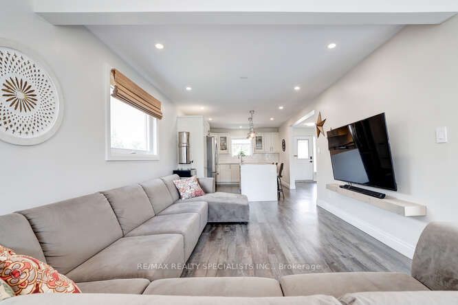 3105 Parkgate Crescent
