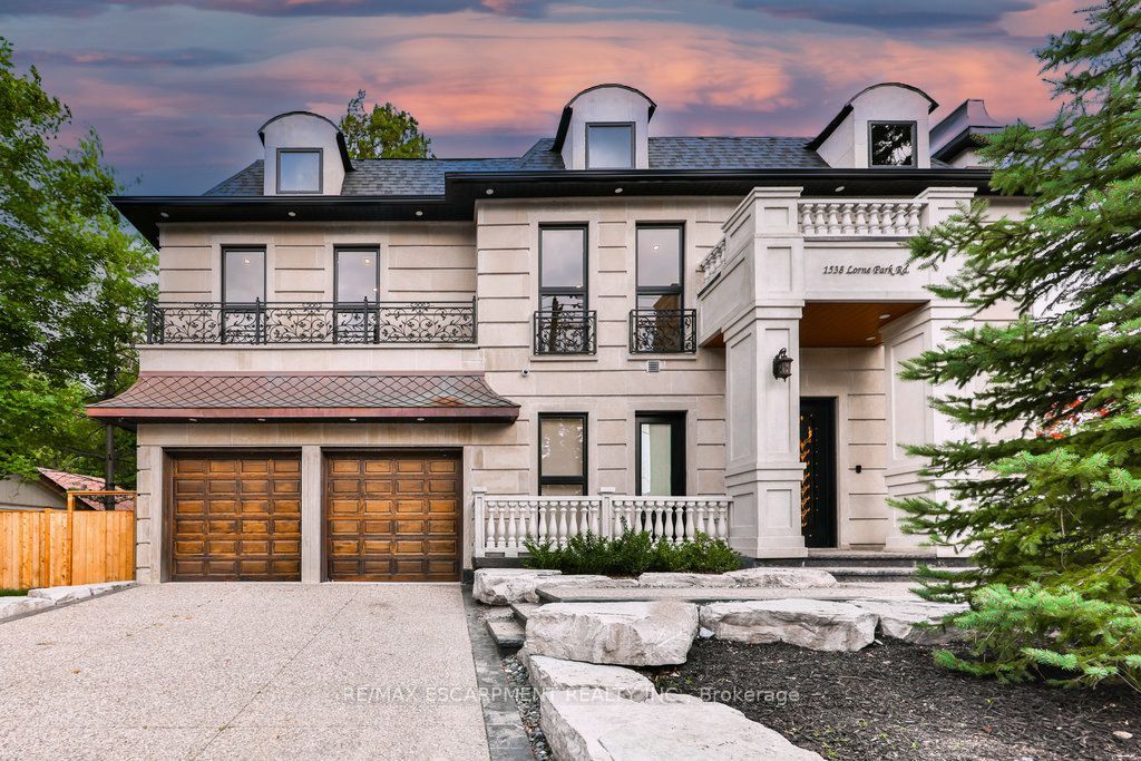 1538 Lorne Park Rd