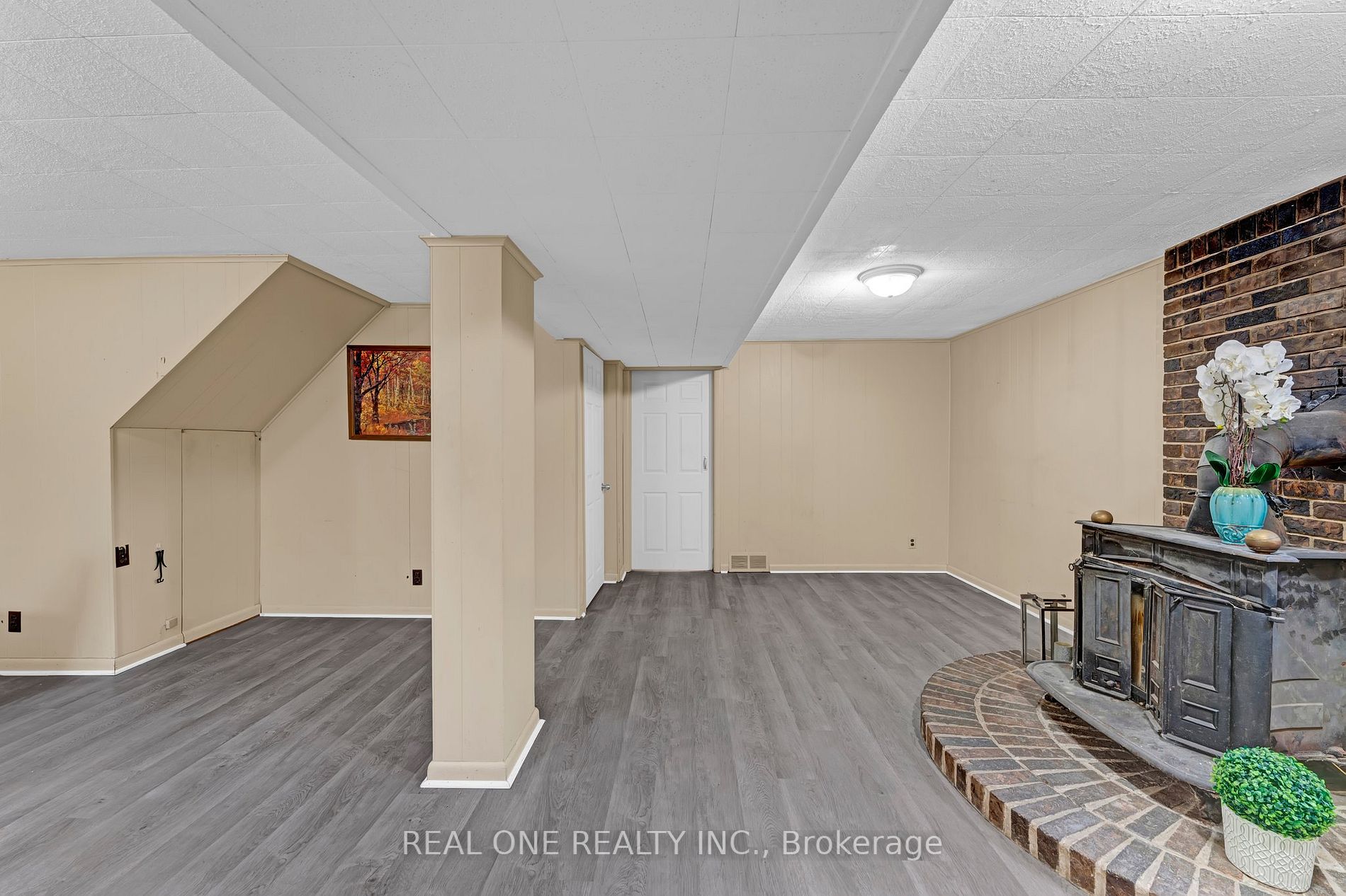 606 Pinegrove Rd