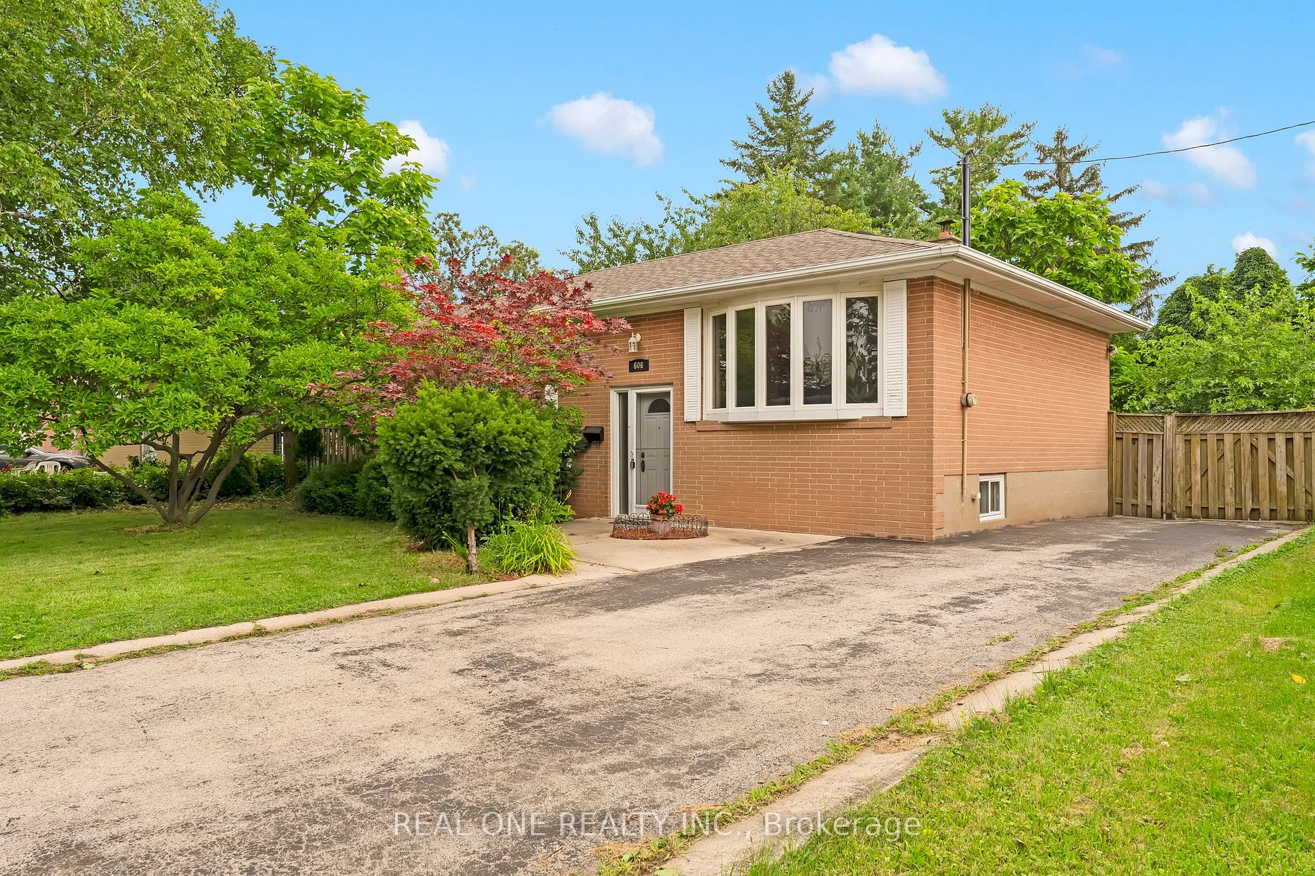 606 Pinegrove Rd