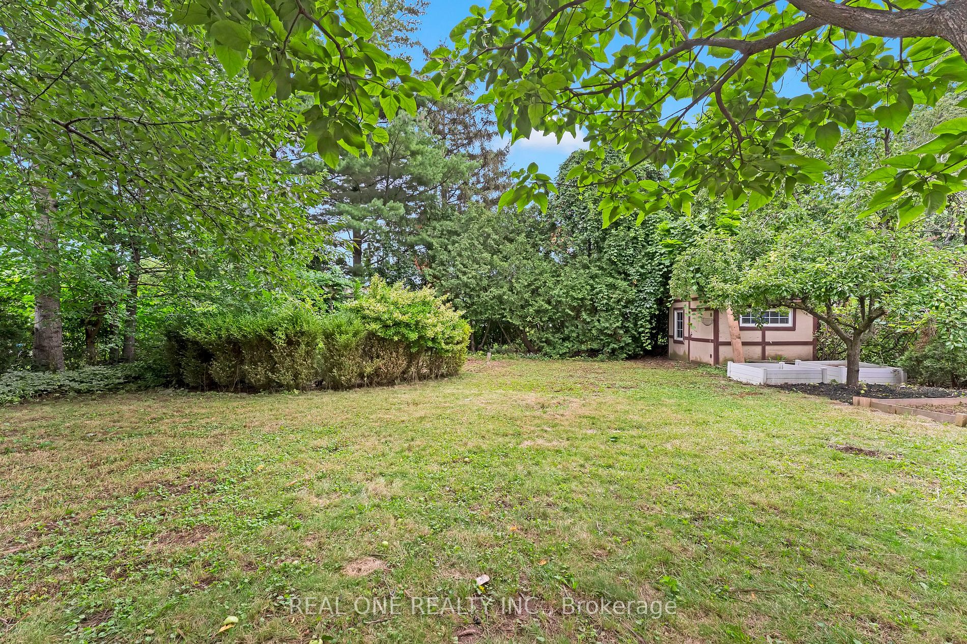 606 Pinegrove Rd