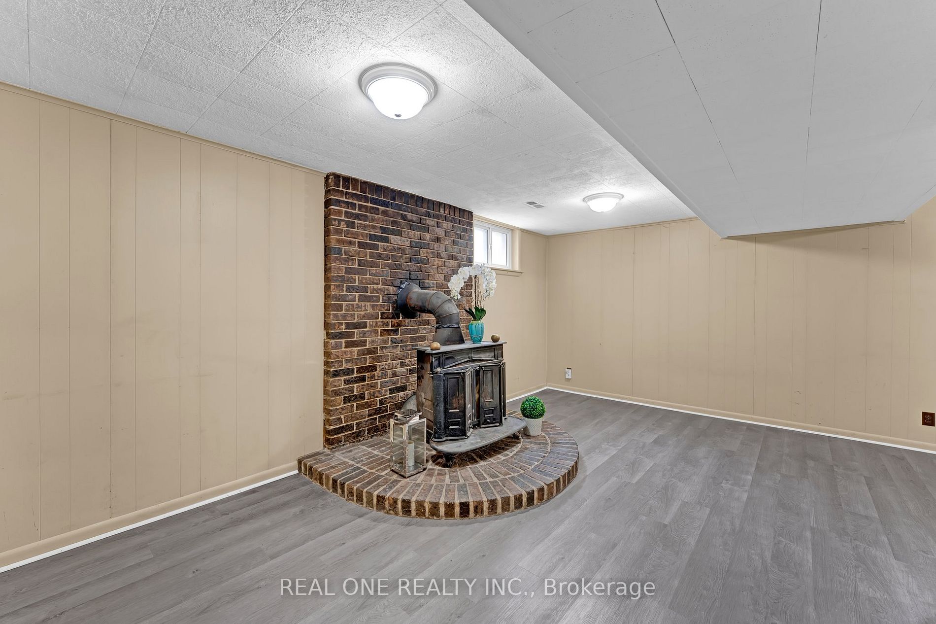 606 Pinegrove Rd