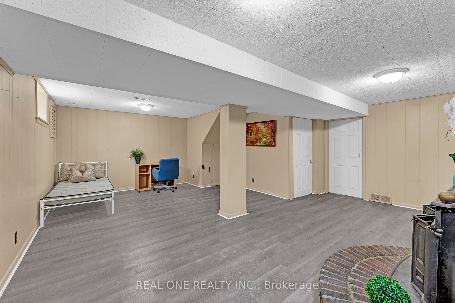 606 Pinegrove Rd