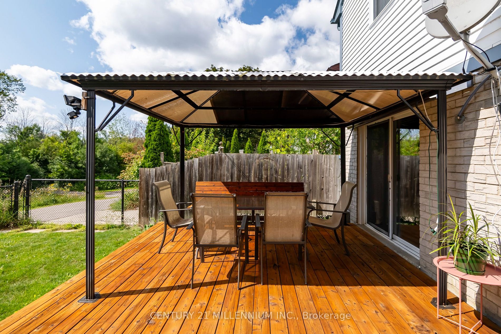 66 Majestic Cres
