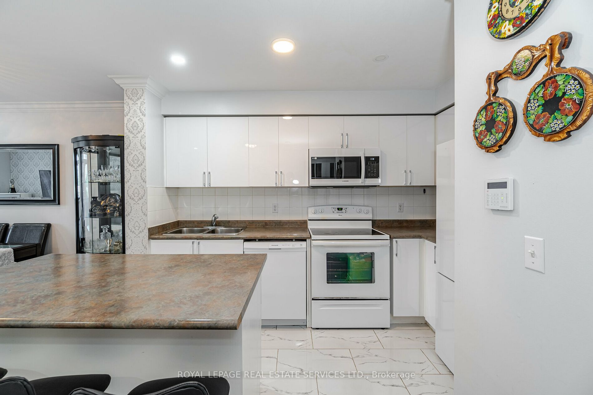 15 Michael Power Place, #405