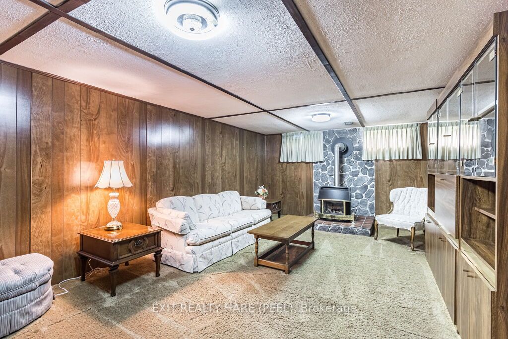 11 Parkend Ave
