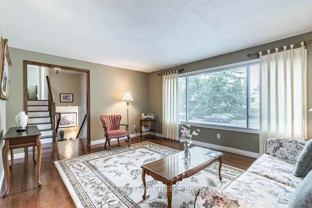 11 Parkend Ave