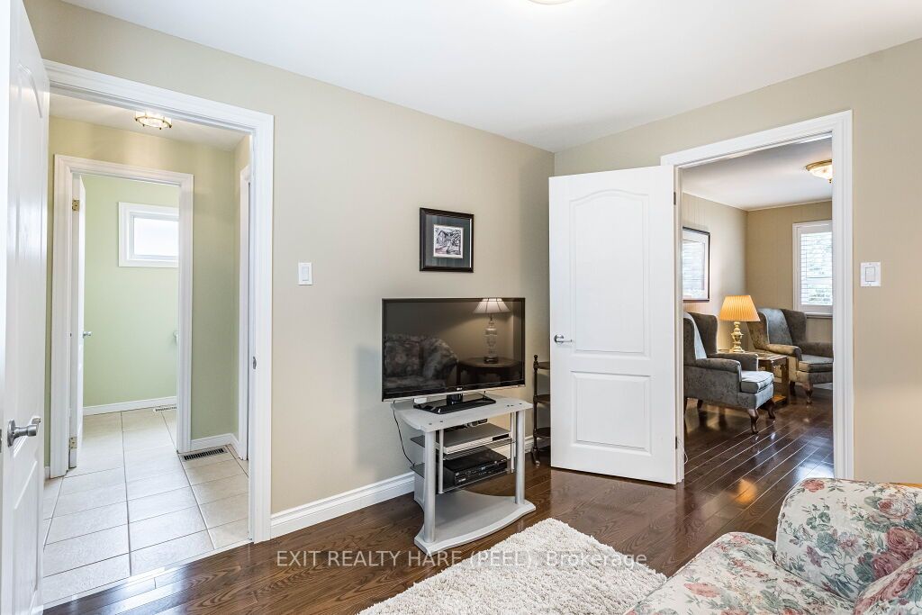 11 Parkend Ave