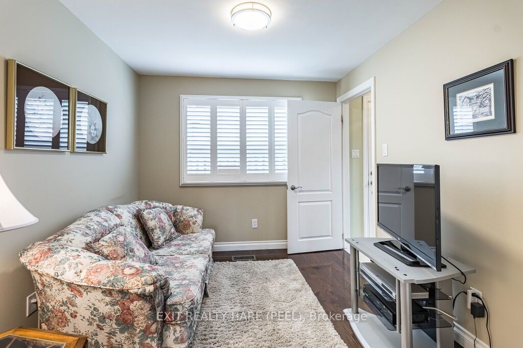 11 Parkend Ave