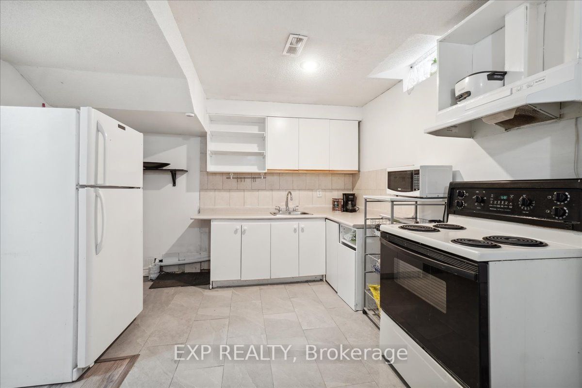 3408 Africa Cres