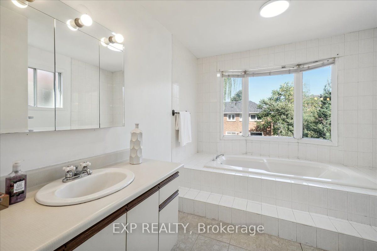 3408 Africa Cres