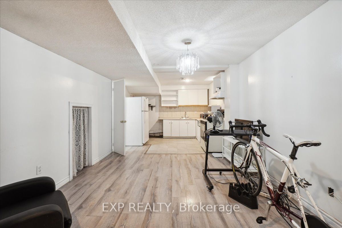 3408 Africa Cres