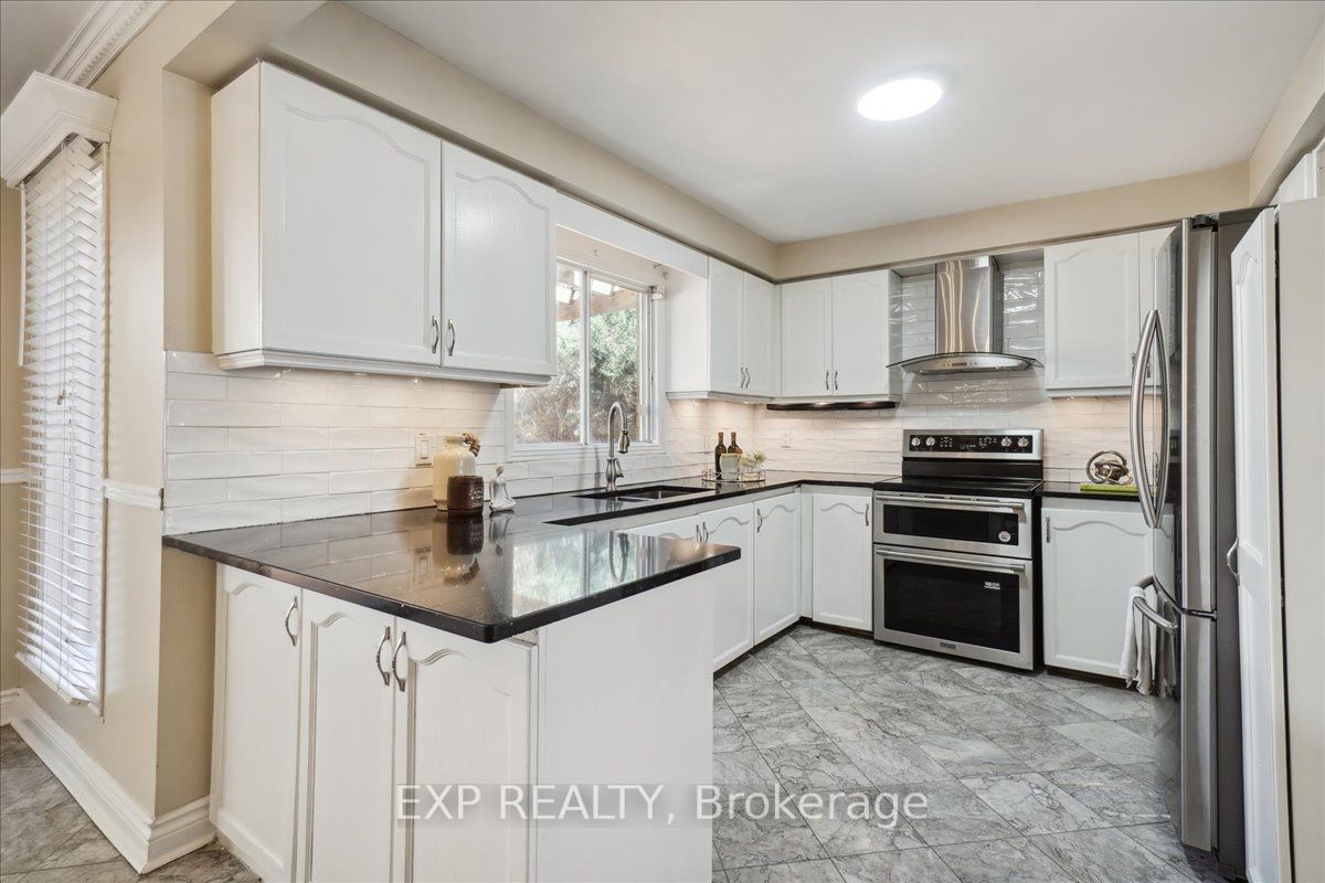 3408 Africa Cres