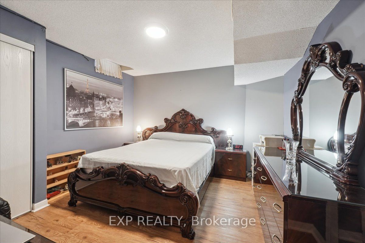 3408 Africa Cres
