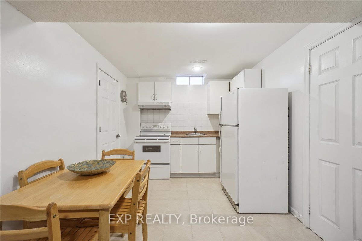 3408 Africa Cres