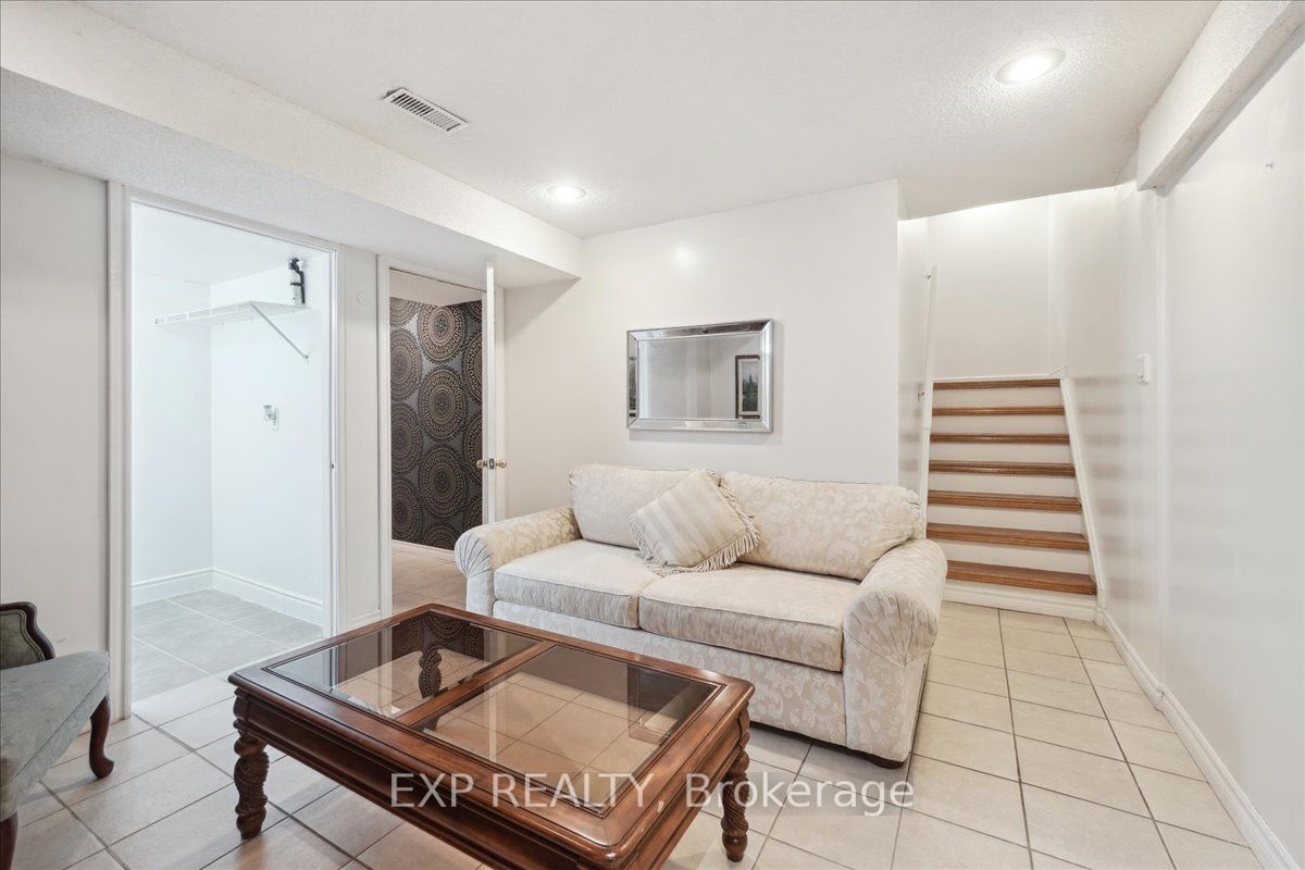 3408 Africa Cres