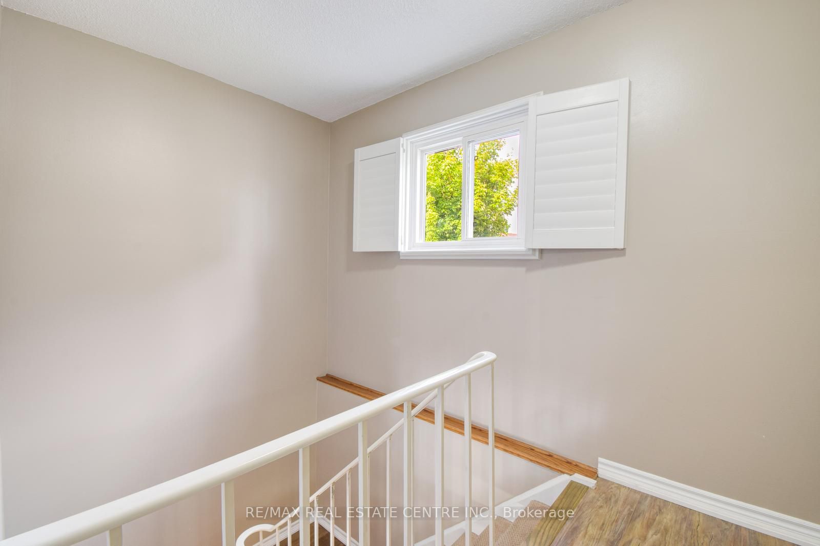 44 Sutter Avenue W