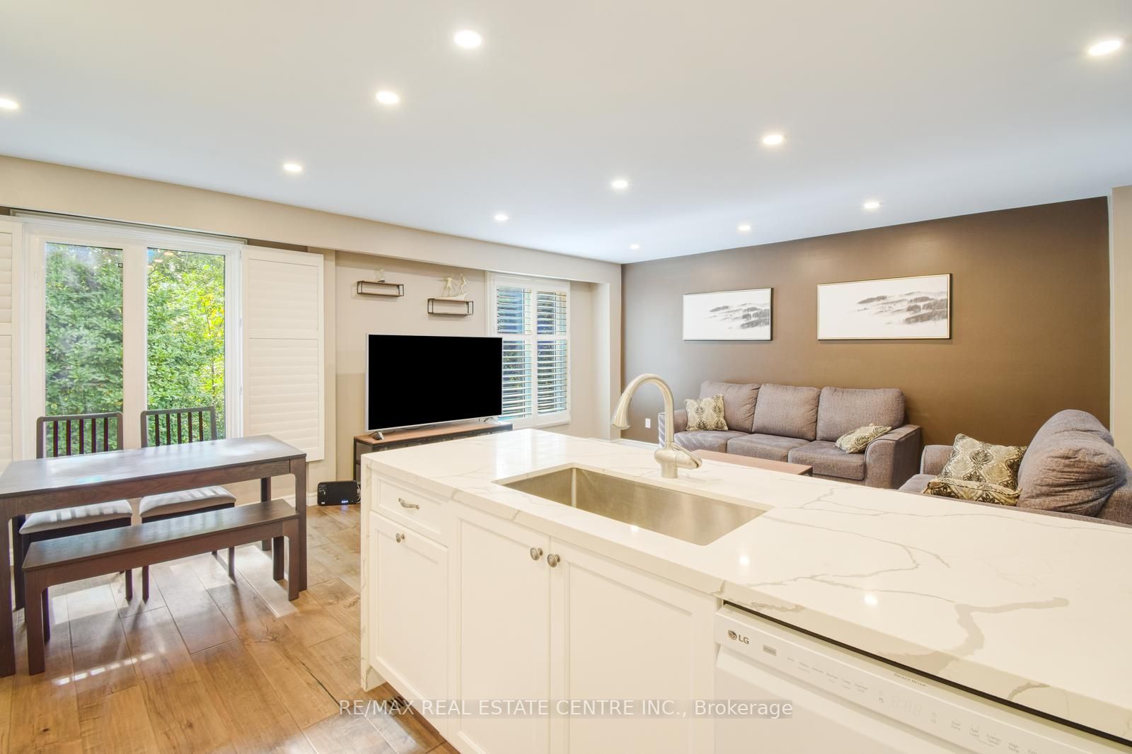 44 Sutter Avenue W