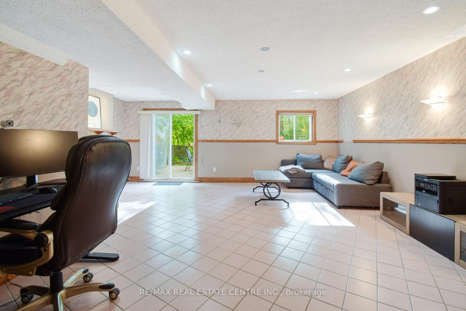 44 Sutter Avenue W