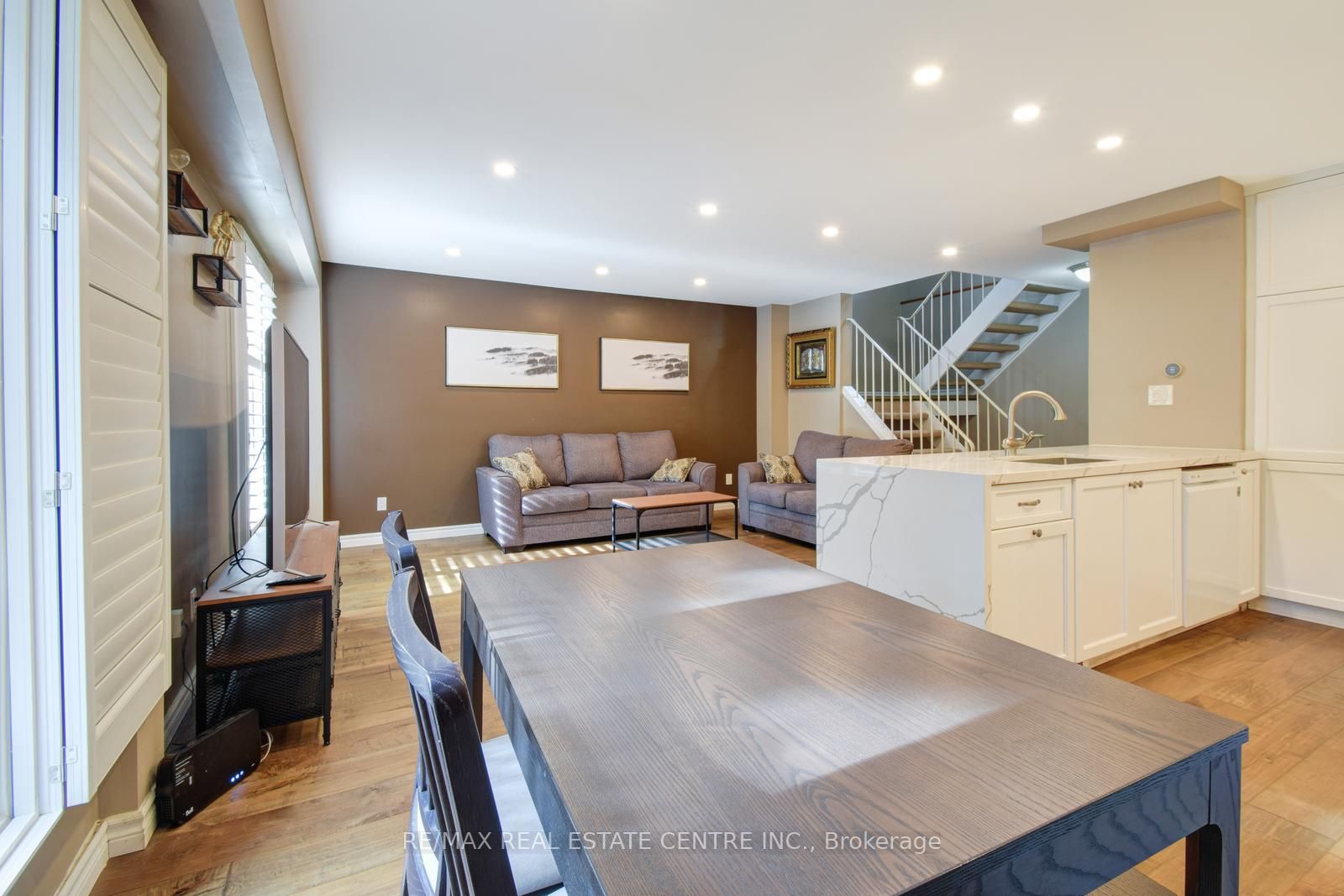 44 Sutter Avenue W