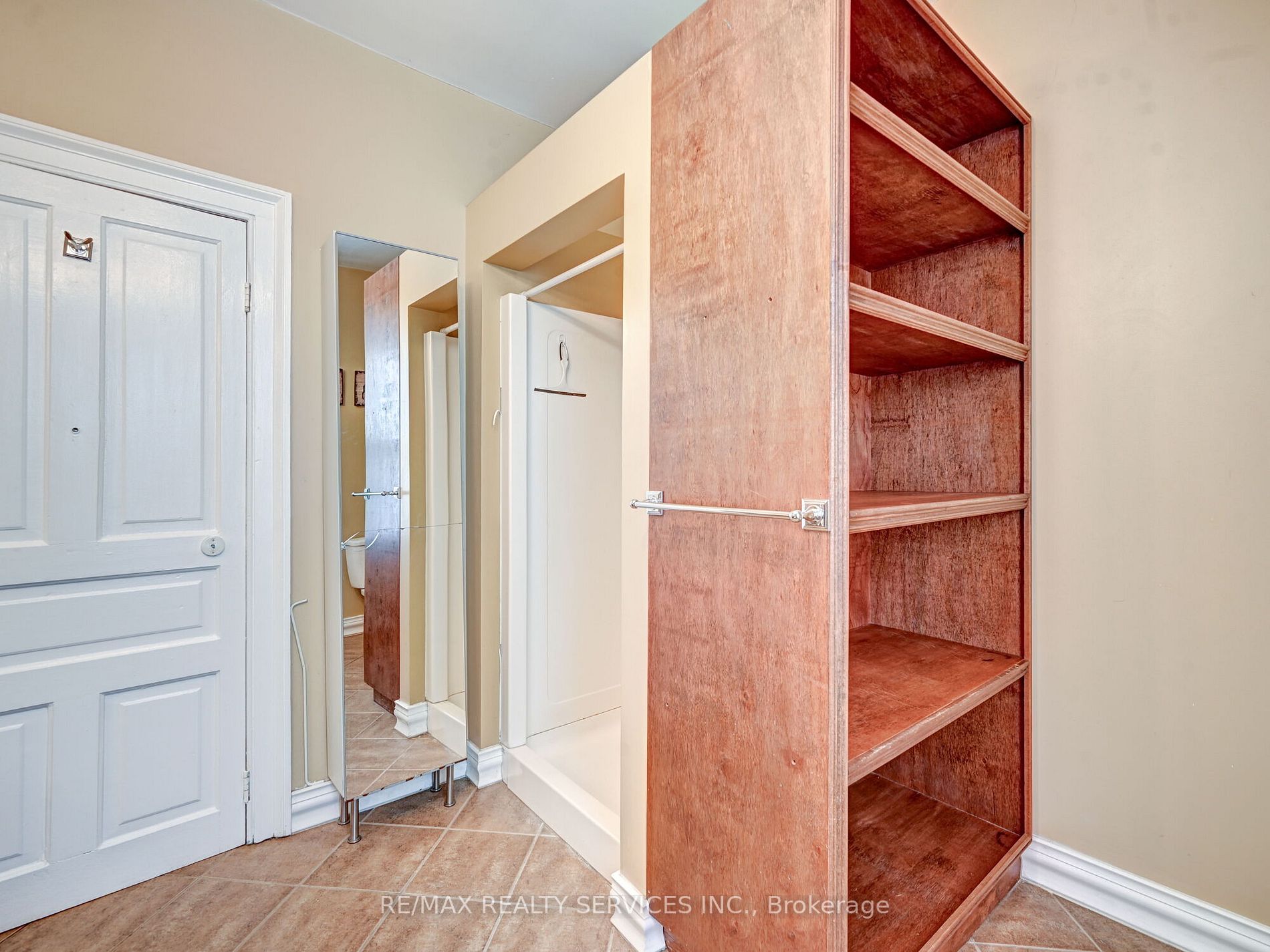 9 Willow Street N