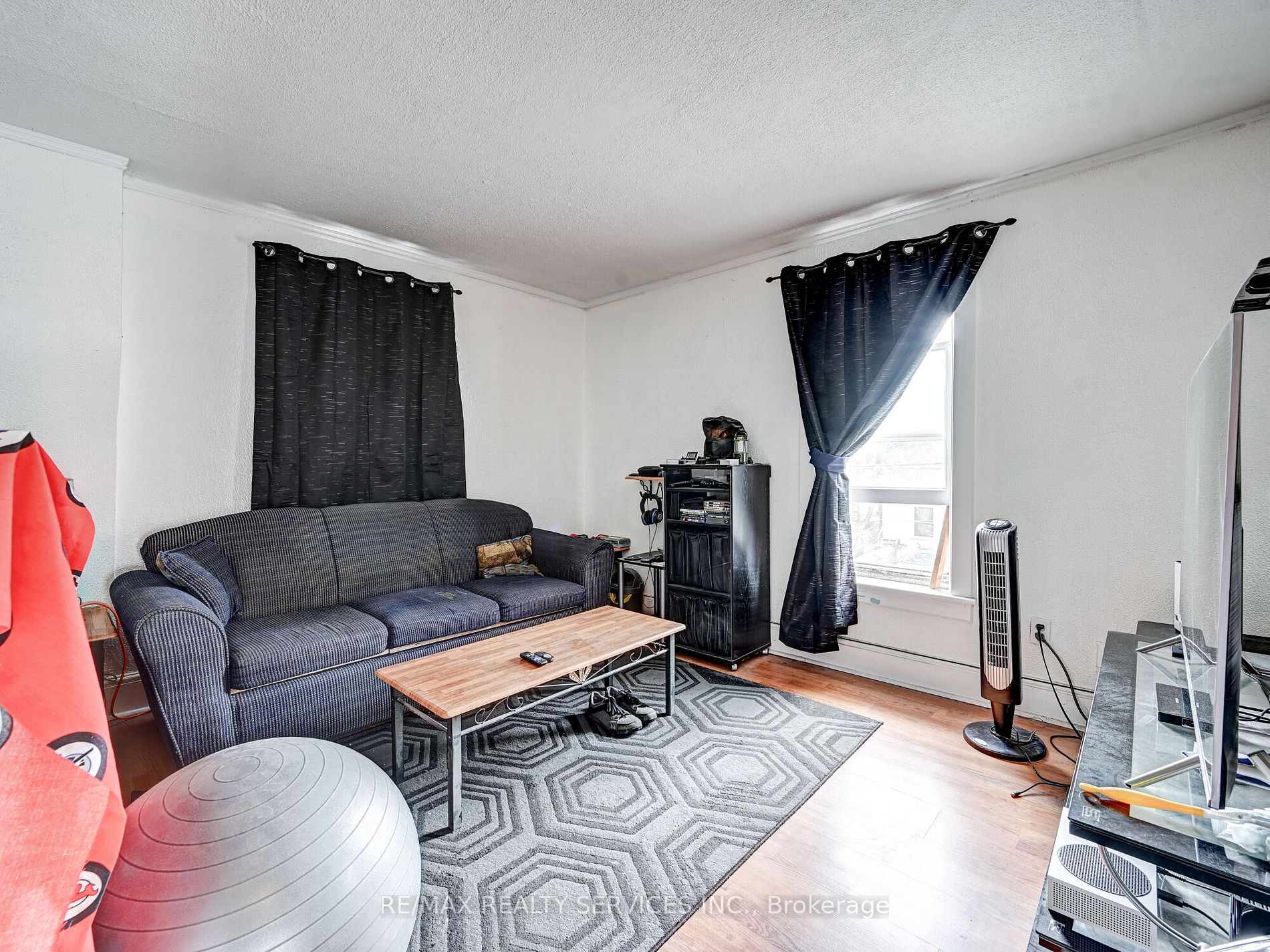 9 Willow Street N