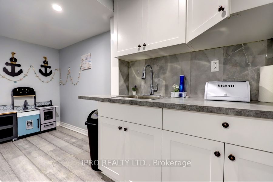 738 Briar Cres