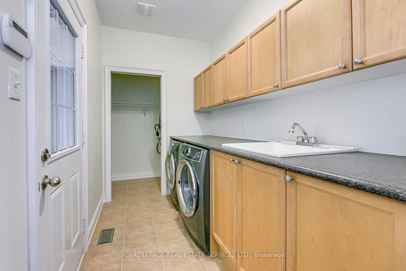 1152 Jezero Crescent