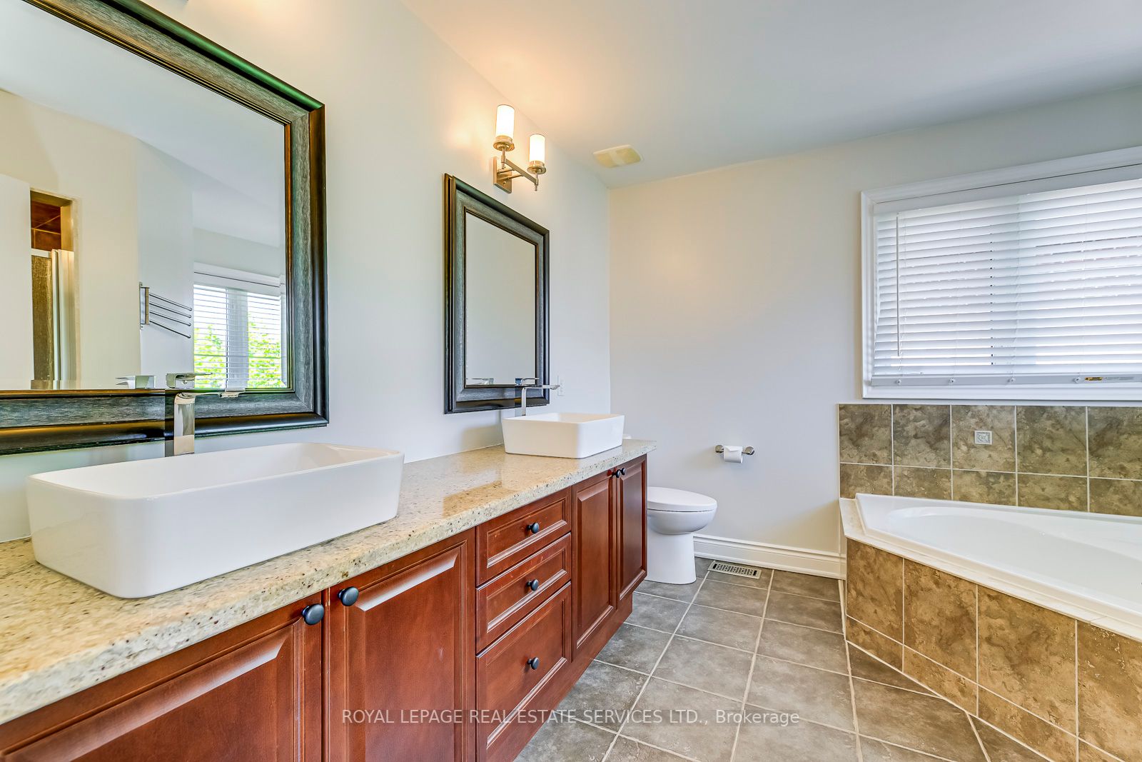 1152 Jezero Crescent