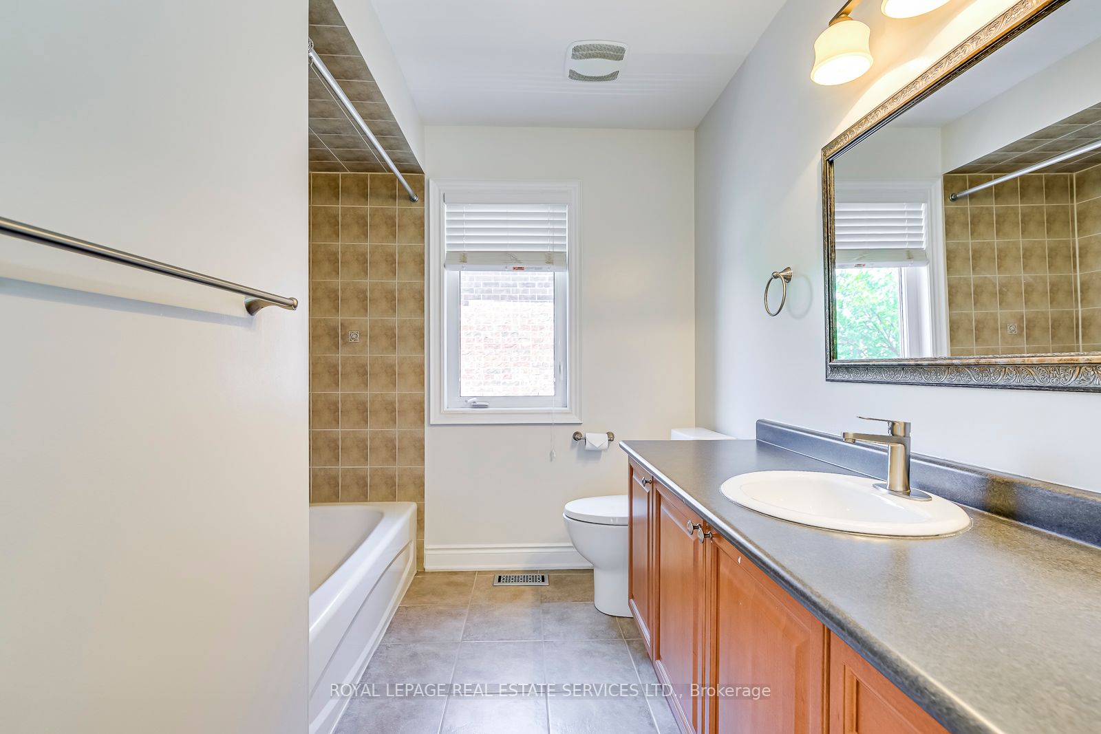 1152 Jezero Crescent