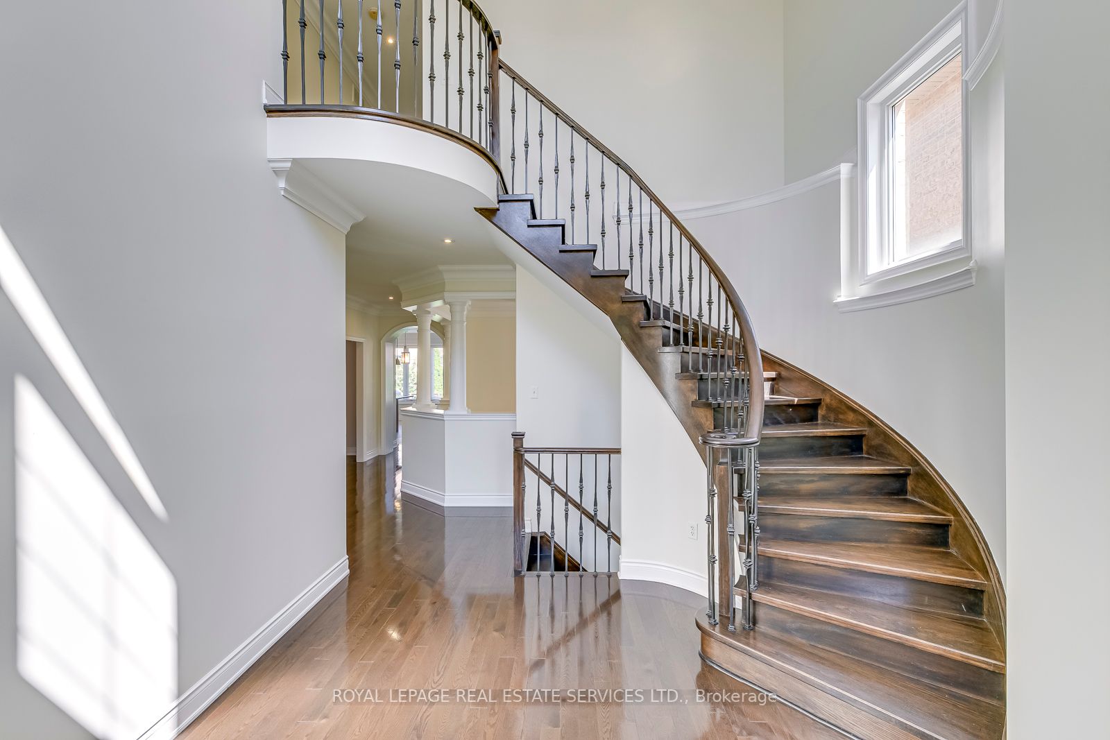 1152 Jezero Crescent