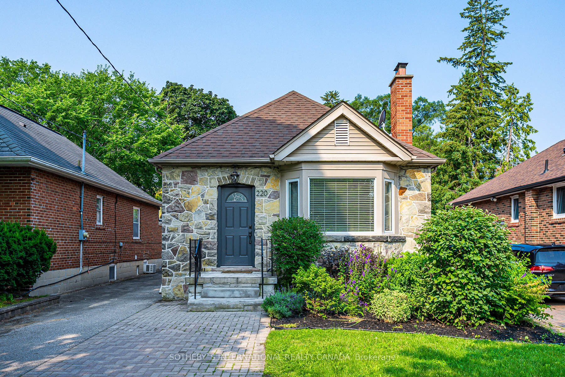 220 Prince Edward Dr S