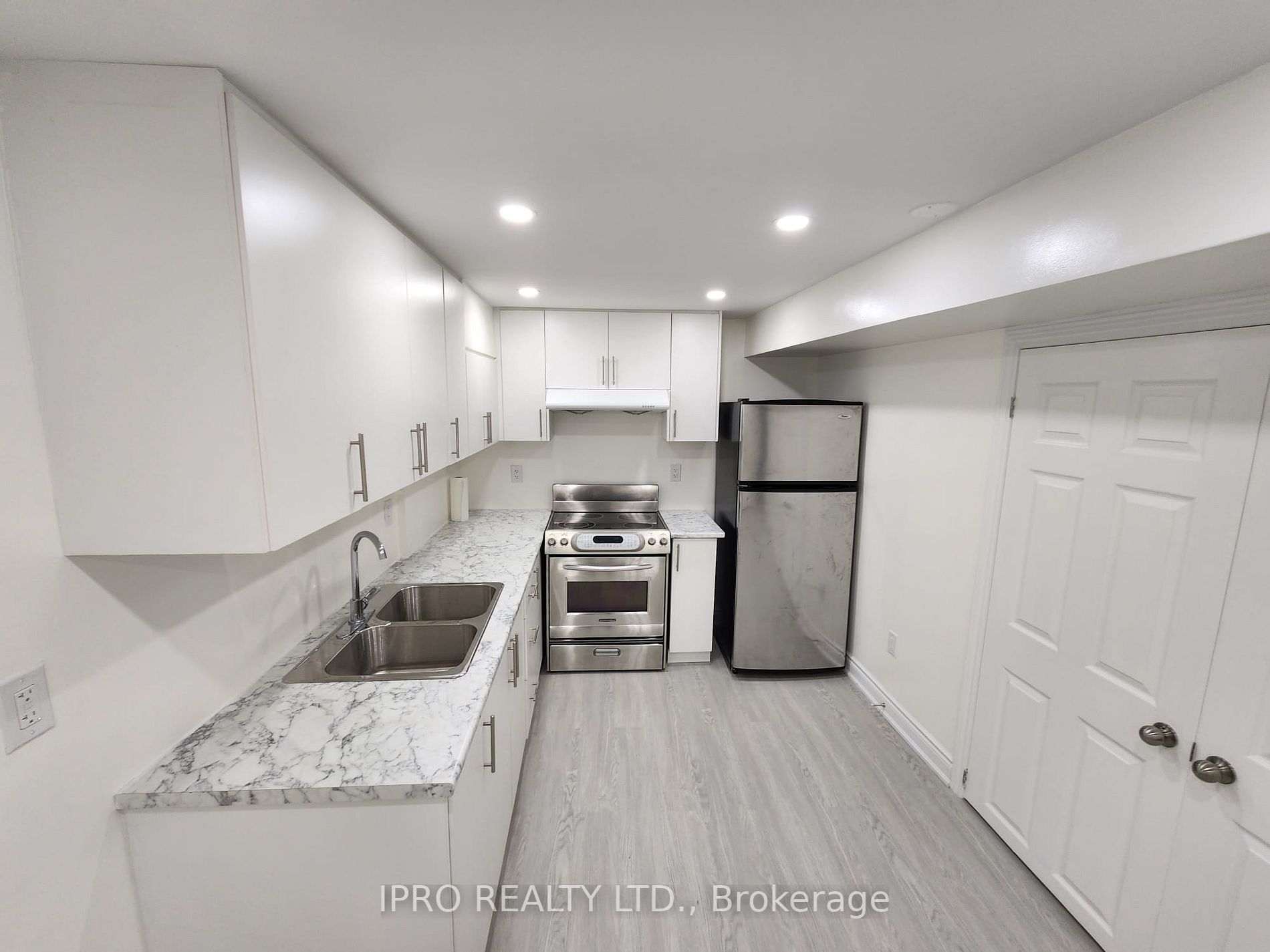 72 Commodore Dr